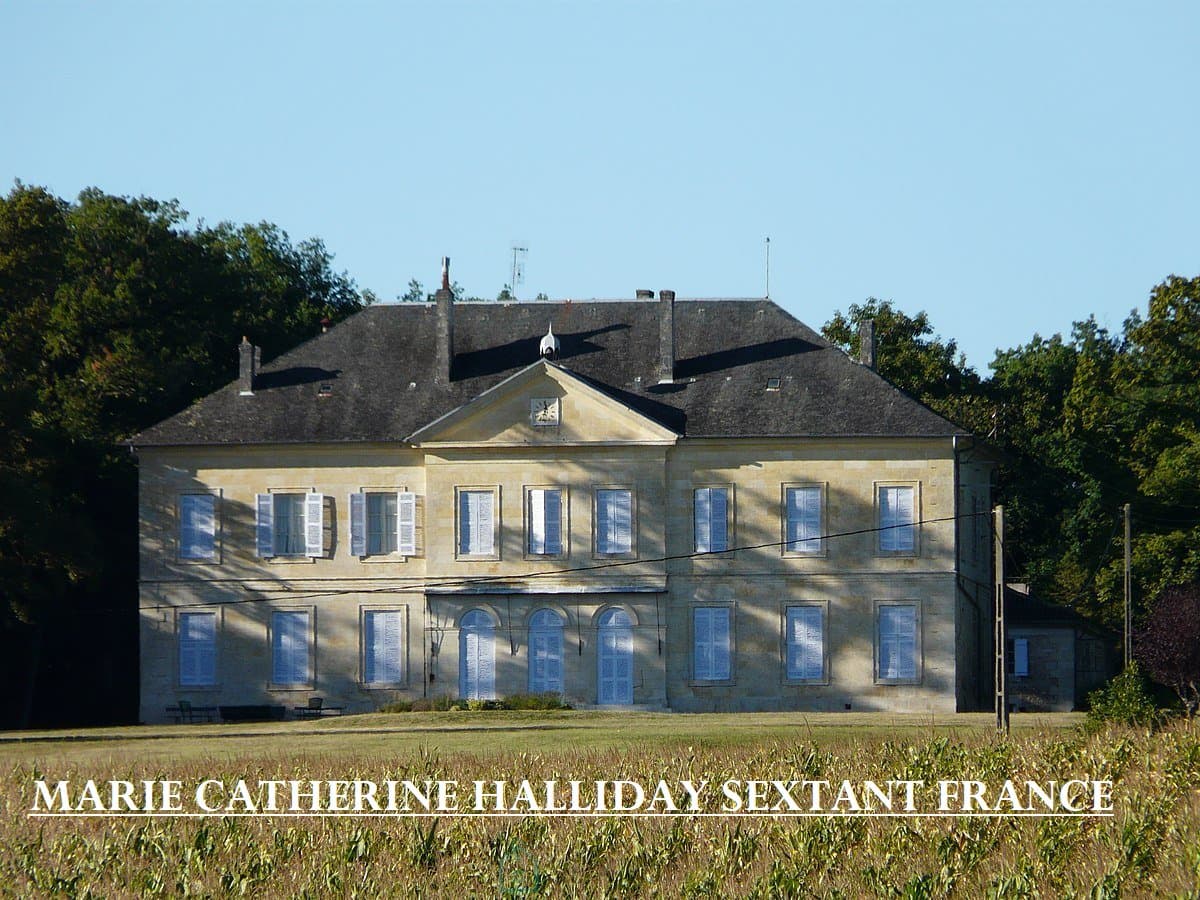 MAGNIFIQUE CHATEAU ENCHASSE DANS UN PARADIS DE BUIS CYPRES CHARMES ET ROSIERS