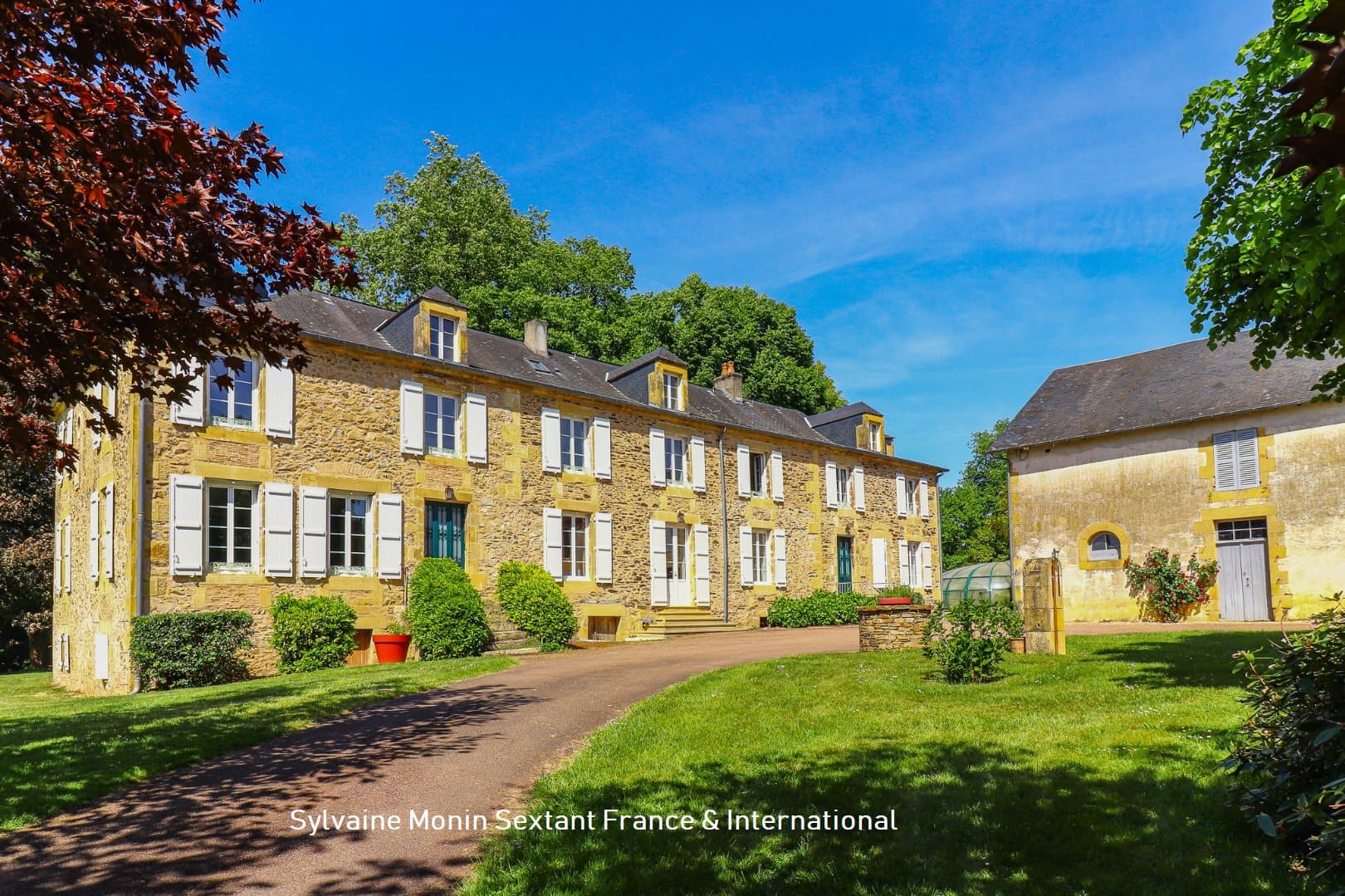 Superbe propriété rénovée sur 2,6 hectares, dépendances et espace piscine avec pigeonnier