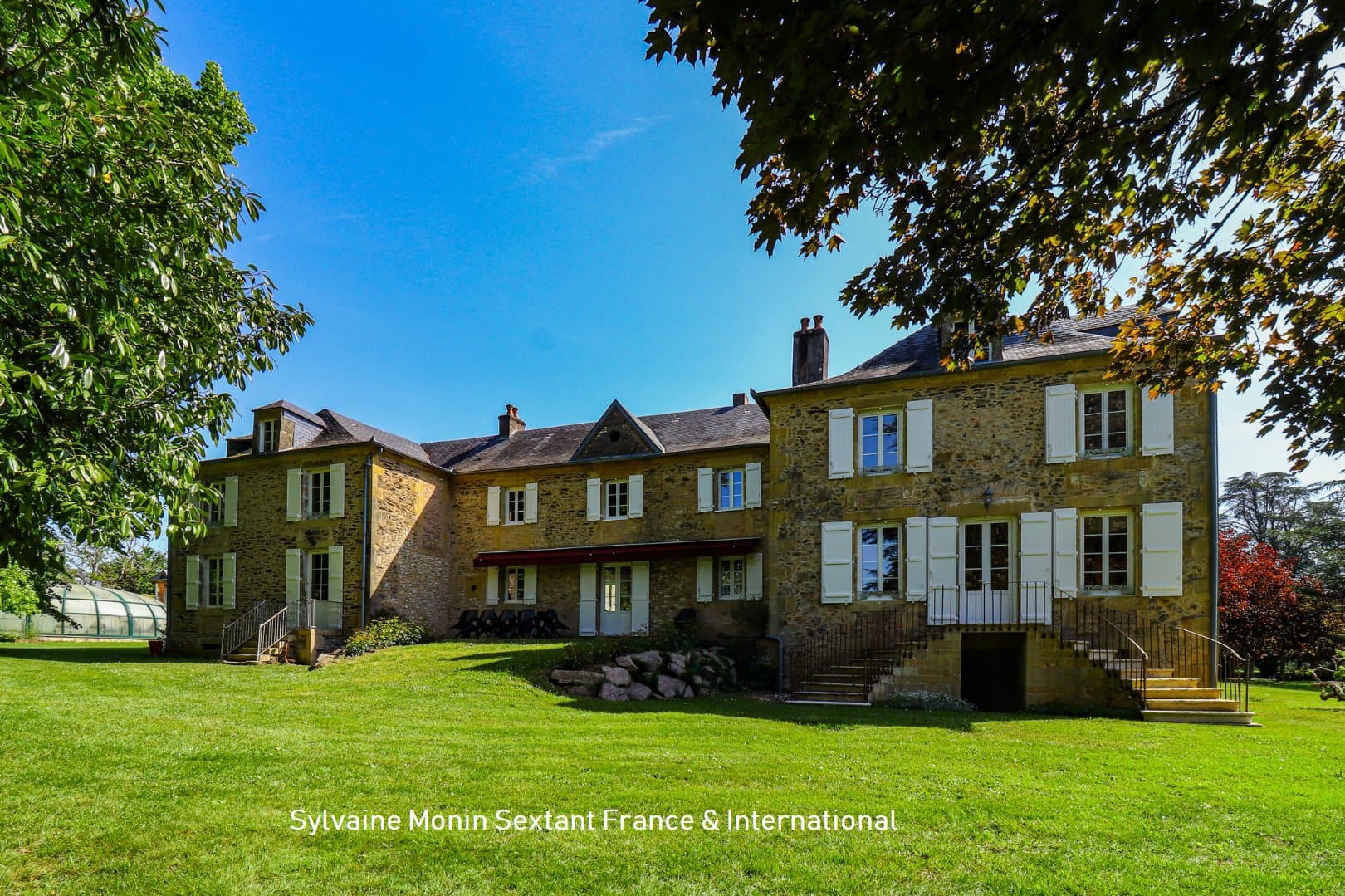 Superbe propriété rénovée sur 2,6 hectares, dépendances et espace piscine avec pigeonnier