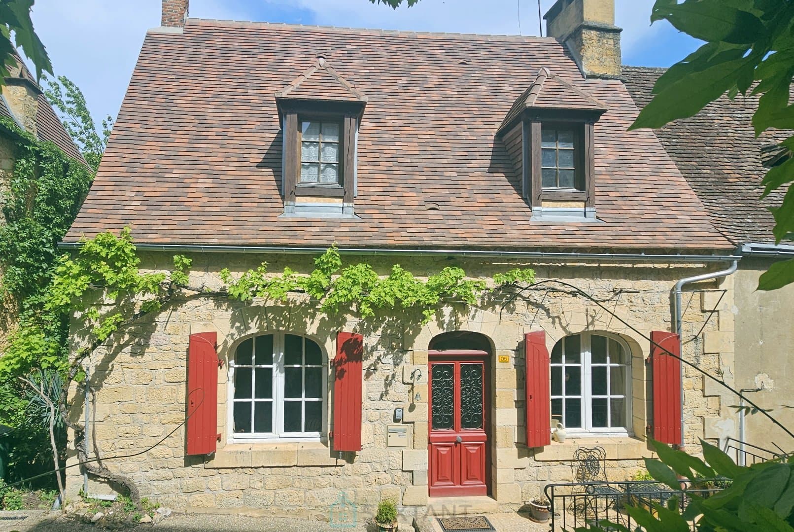Maison de caractère au cœur de la Bastide de Domme – 156 m² – 3 suites – Cour privée – Stationnement