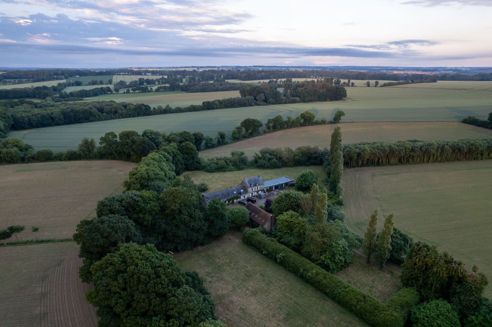 Propriété de caractère en Bretagne avec grand gîte, piscine et 1,6 hectare – résidence principale et potentiel de revenus près de Pontivy