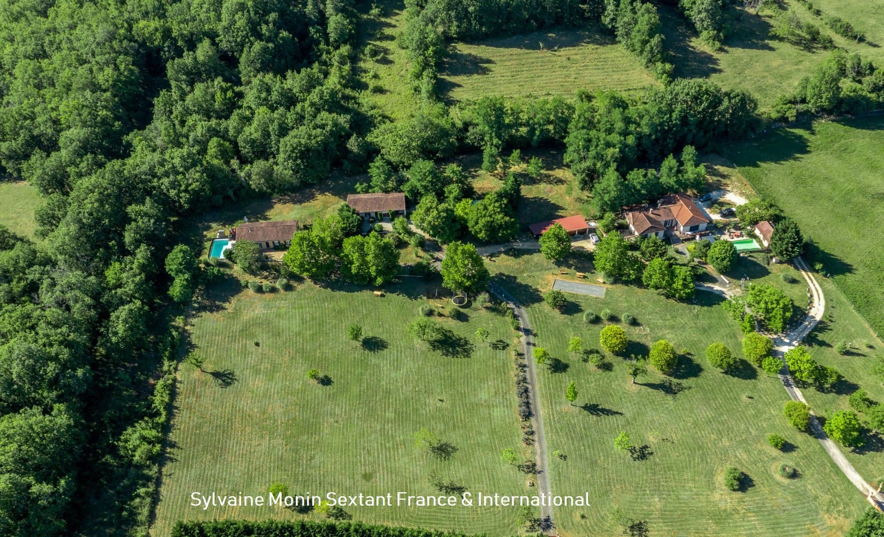 Calme absolu et vue dégagée pour cet ensemble immobilier de 3 maisons avec 3 piscines sur 2 hectares