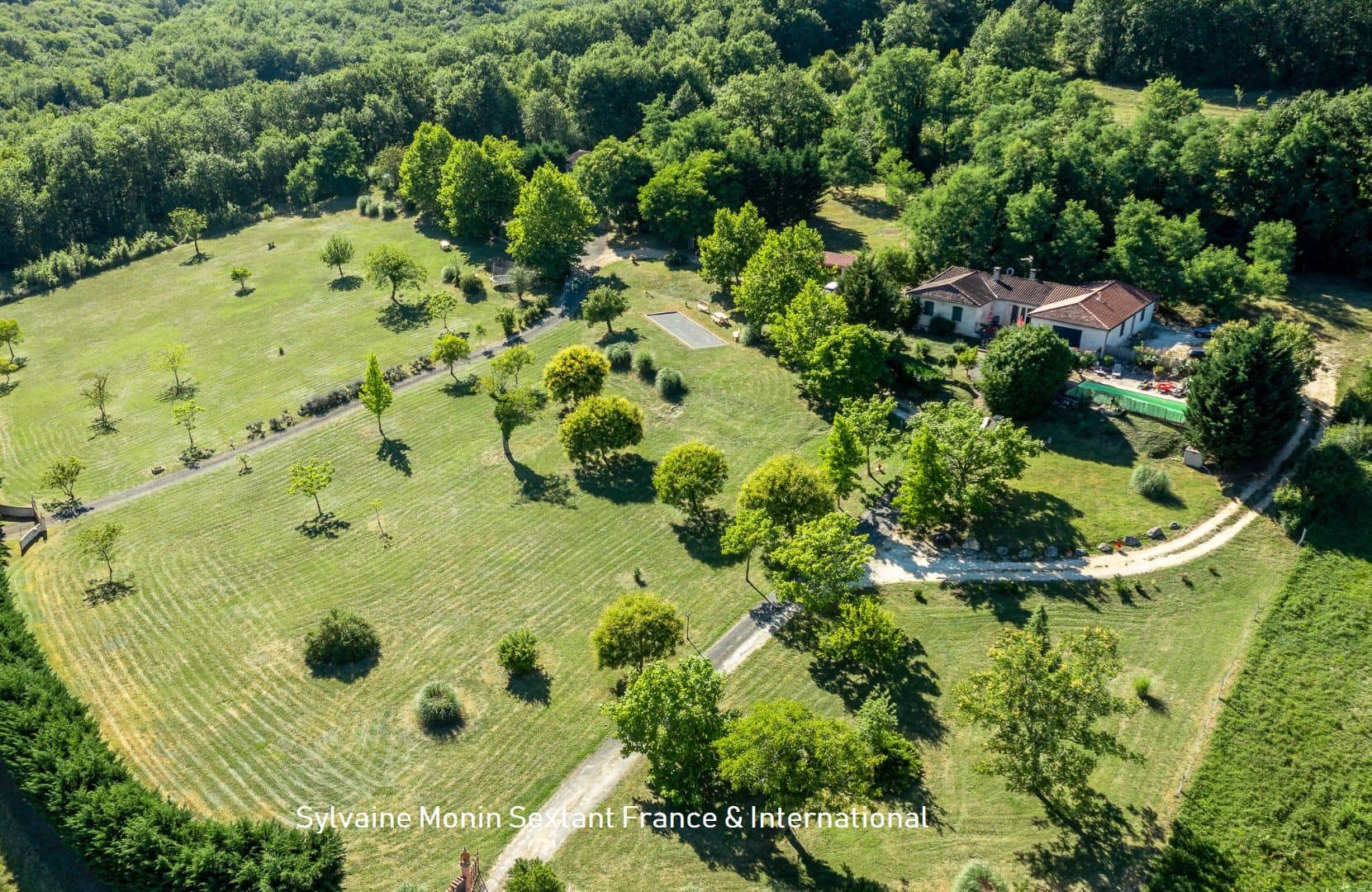 Calme absolu et vue dégagée pour cet ensemble immobilier de 3 maisons avec 3 piscines sur 2 hectares