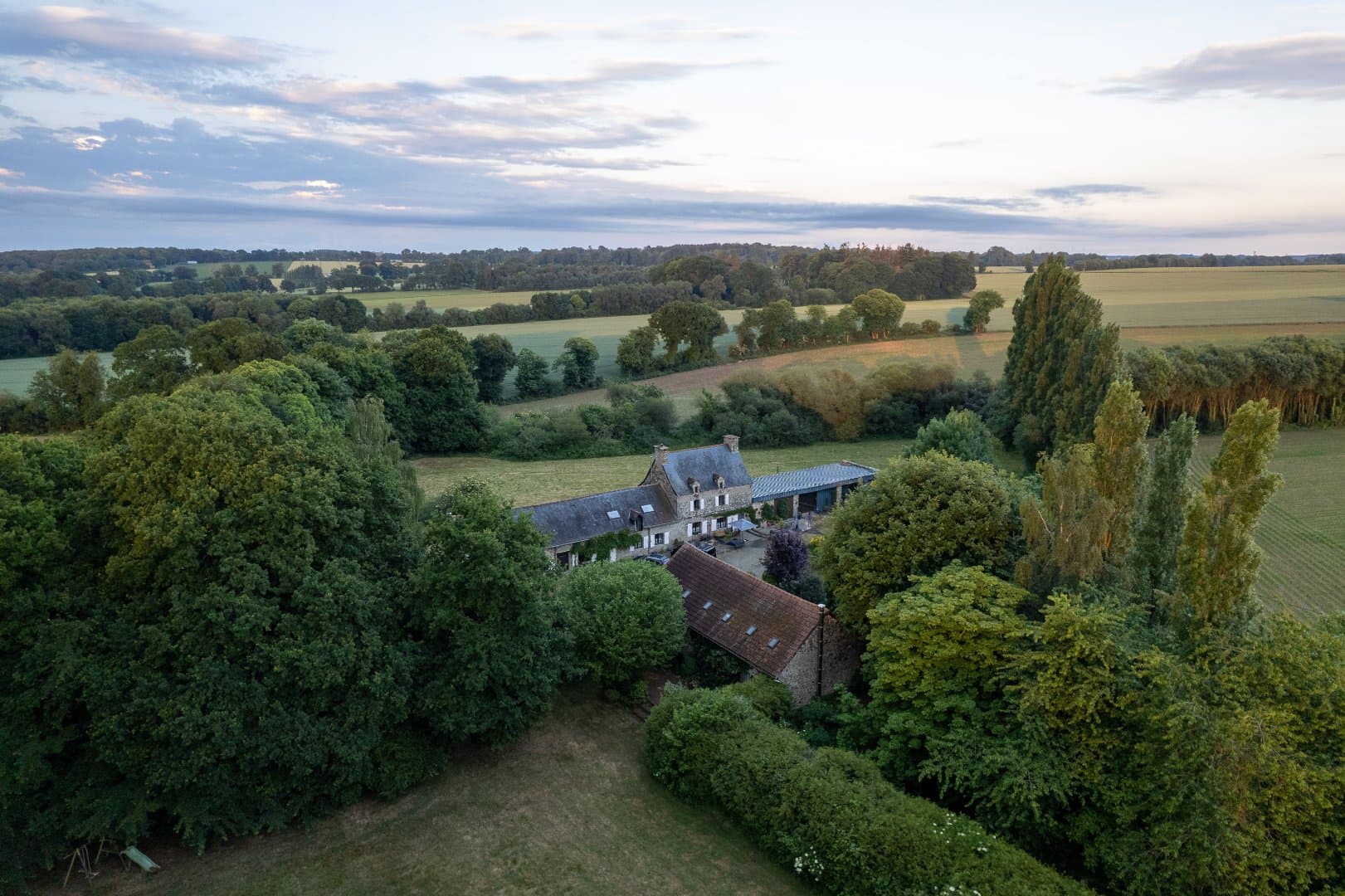 Propriété de caractère en Bretagne avec grand gîte, piscine et 1,6 hectare – résidence principale et potentiel de revenus près de Pontivy