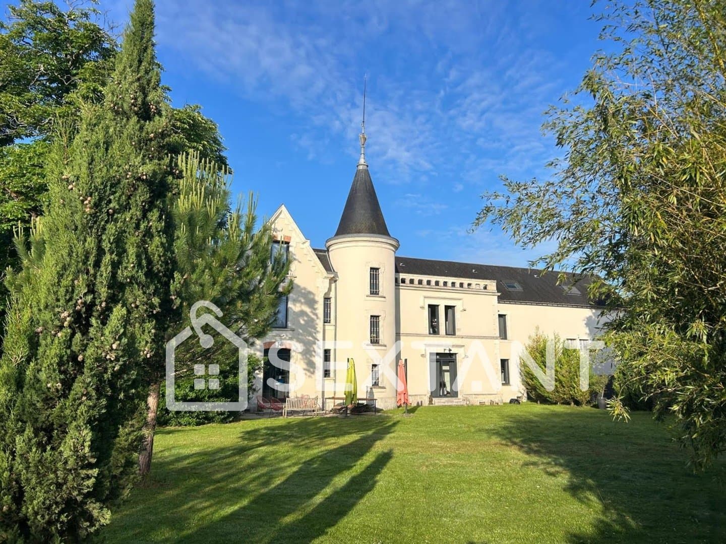 DEMEURE EN PIERRE DE TAILLE - 488 M² HABITABLES - 5 CHAMBRES - JARDIN 2610M² - AUX PORTES DE COGNAC