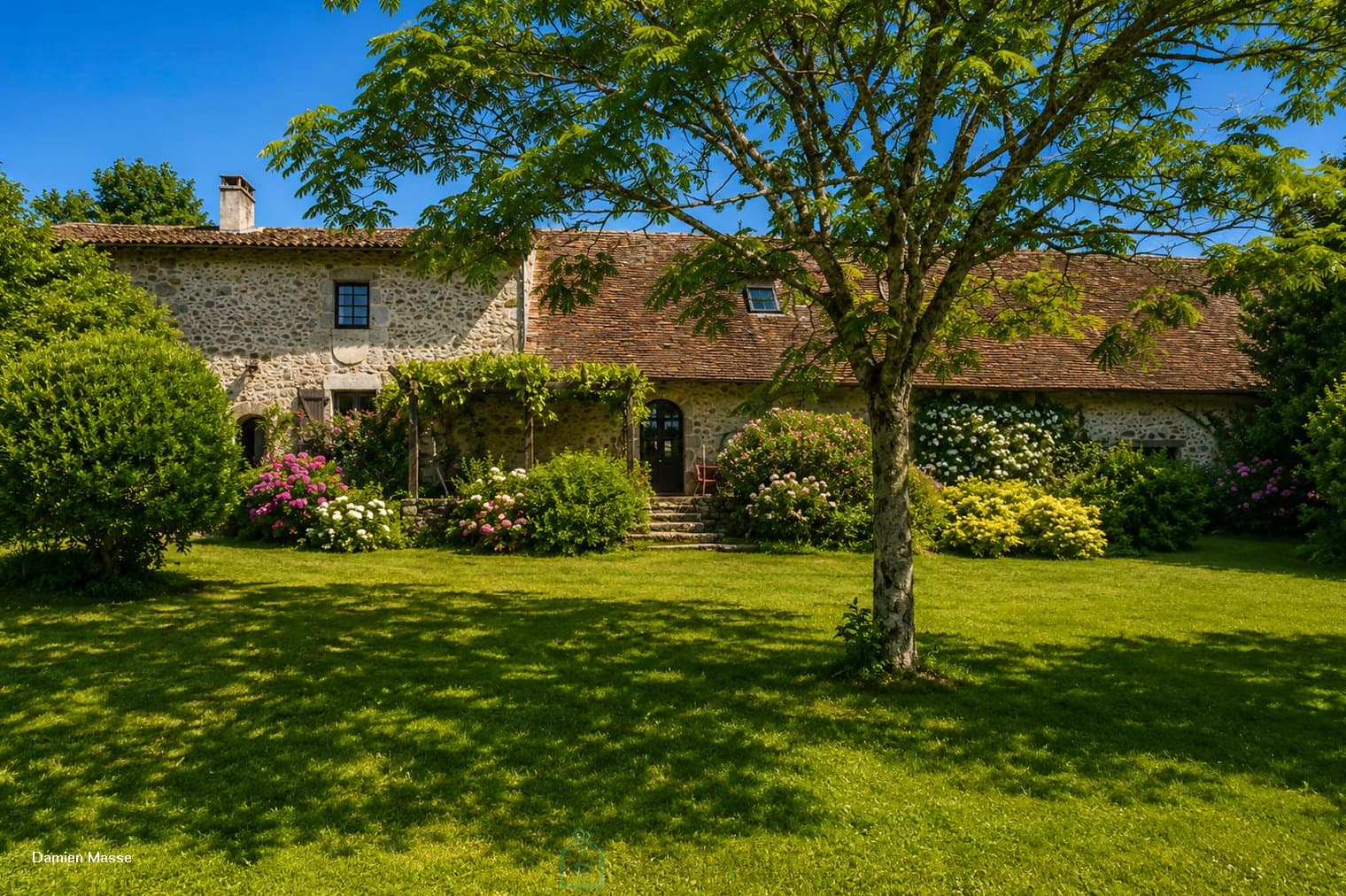 Ancienne maison forte du XIIIe siècle, au coeur du parc naturel régional du Périgord vert. 