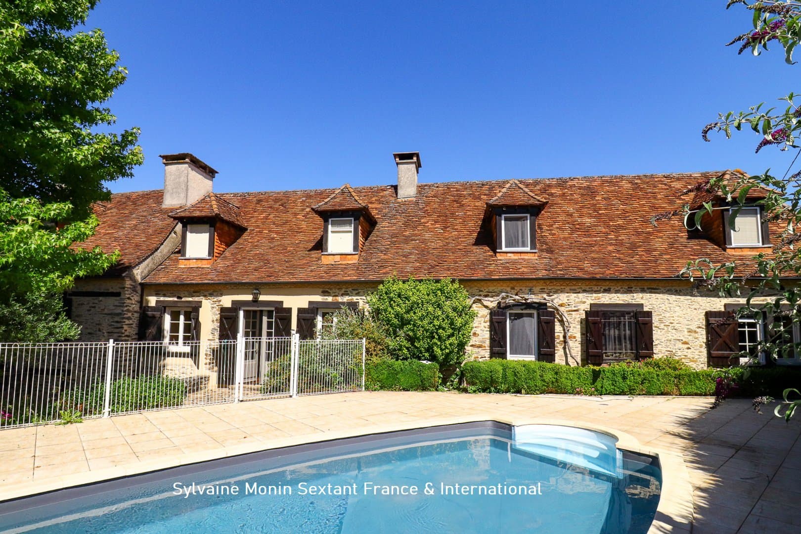 Propriété de caractère en pierre avec piscine et grange, alliant charme de l'ancien et confort contemporain