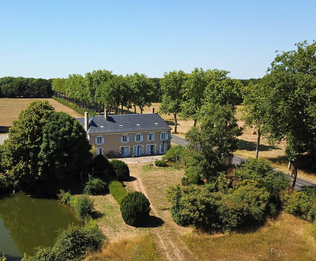Grande propriété rénovée avec gîtes et 5 hectares de terrain aux portes de Tours