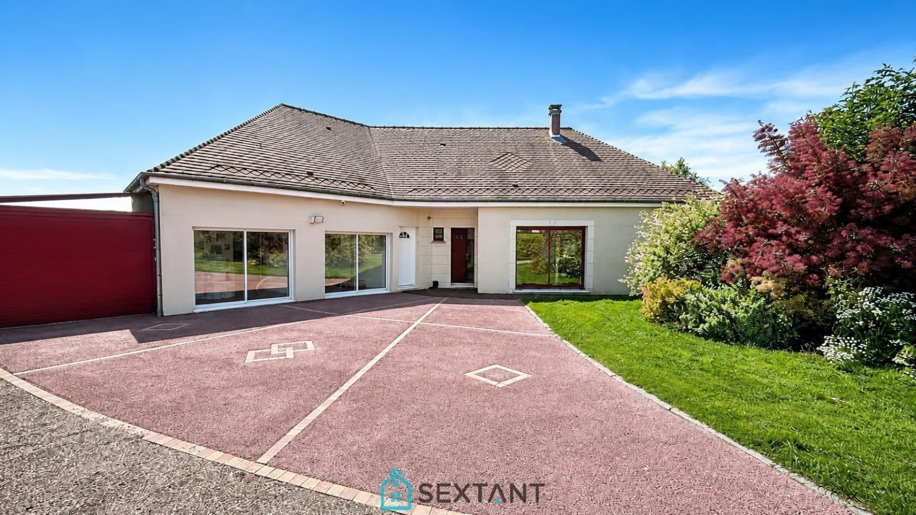 MAISON CONTEMPORAINE DE PLAIN-PIED – 250 m² HABITABLES – TERRAIN DE 3 300 m² – DPE B