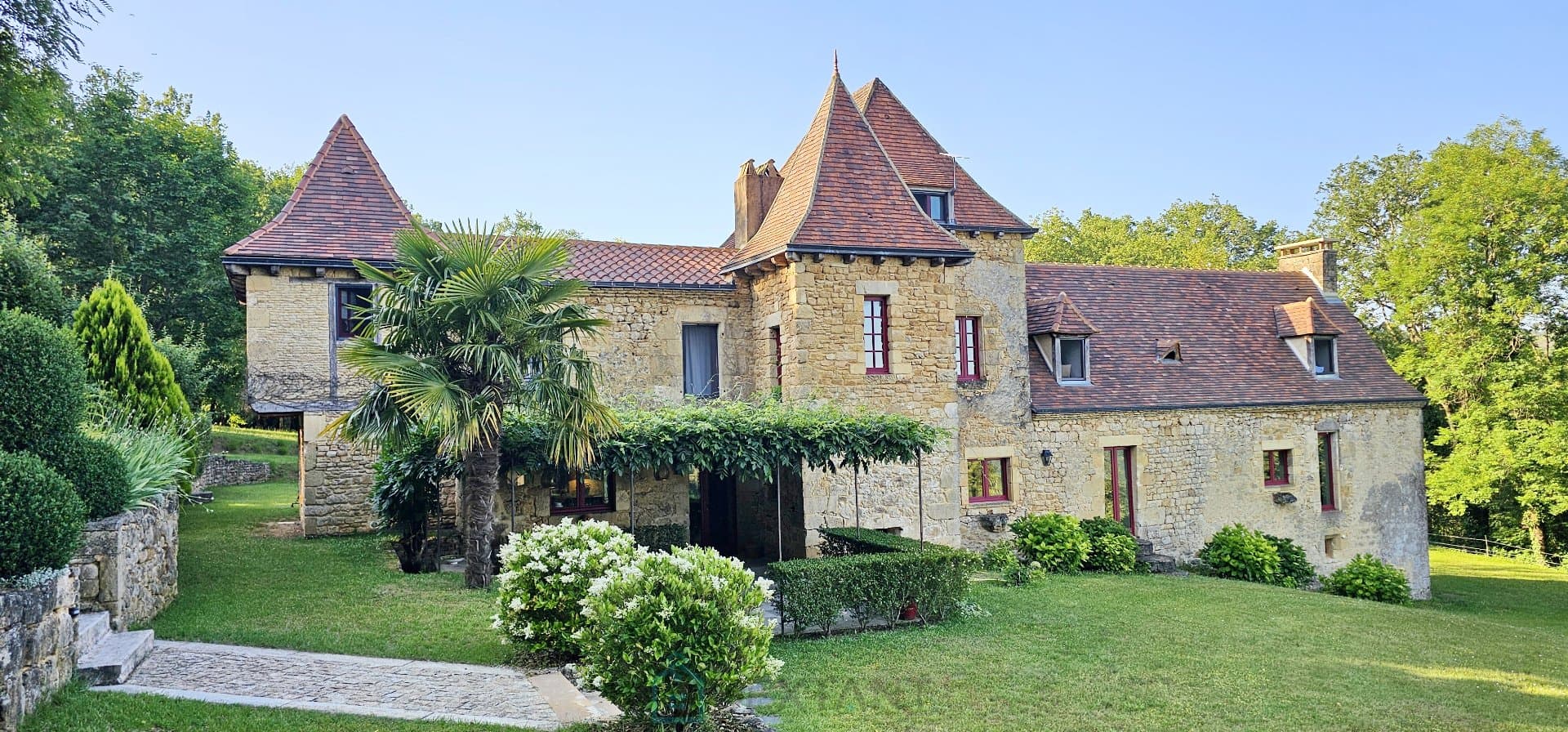Véritable joyau niché dans un écrin de verdure sur la commune de Domme.