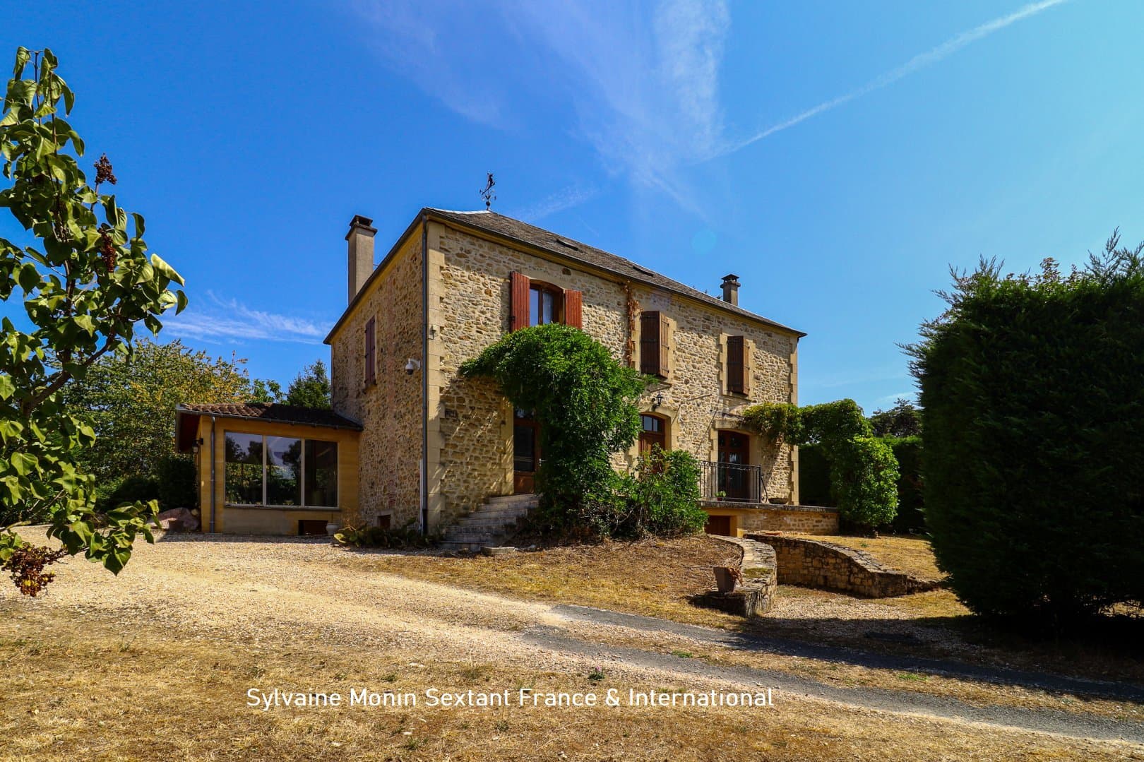 Elegante maison de caractère en pierre, 6 chambres, piscine, dépendances sur un terrain arboré de 5 000 m2