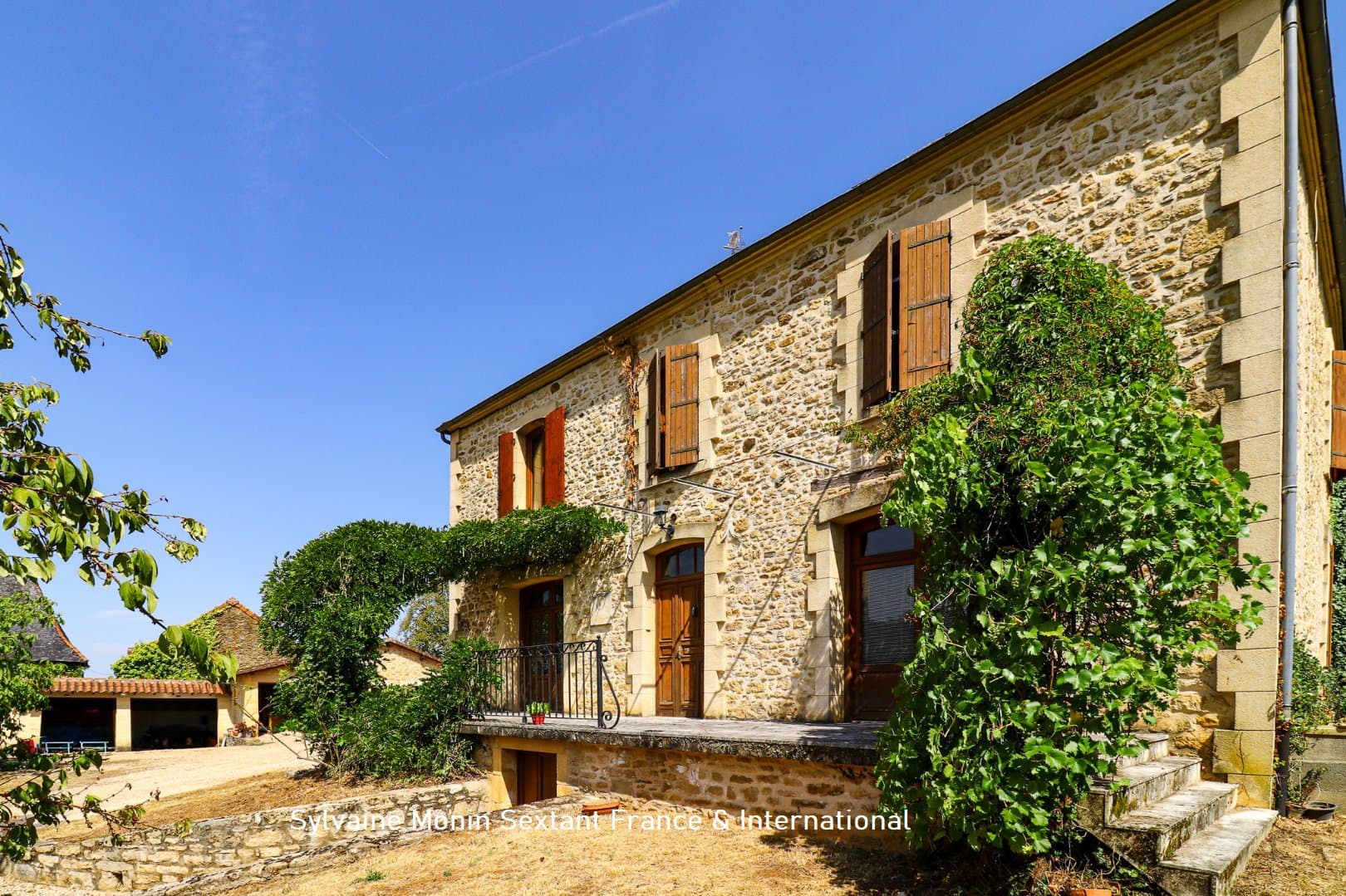 Elegante maison de caractère en pierre, 6 chambres, piscine, dépendances sur un terrain arboré de 5 000 m2