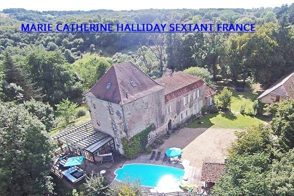 MAGNIFIQUE CHATEAU DU MOYEN AGE REMANIE A LA RENAISSANCE SUR 21 HA