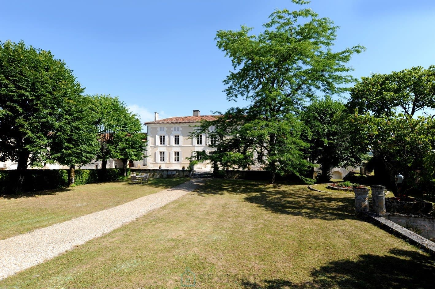 Magnifique logis du XVIIème siècle avec dépendances