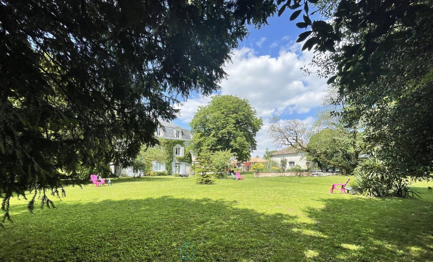 CHATEAU AVEC GITE ET DEPENDANCES SUR UN PARC DE + DE 2HA
