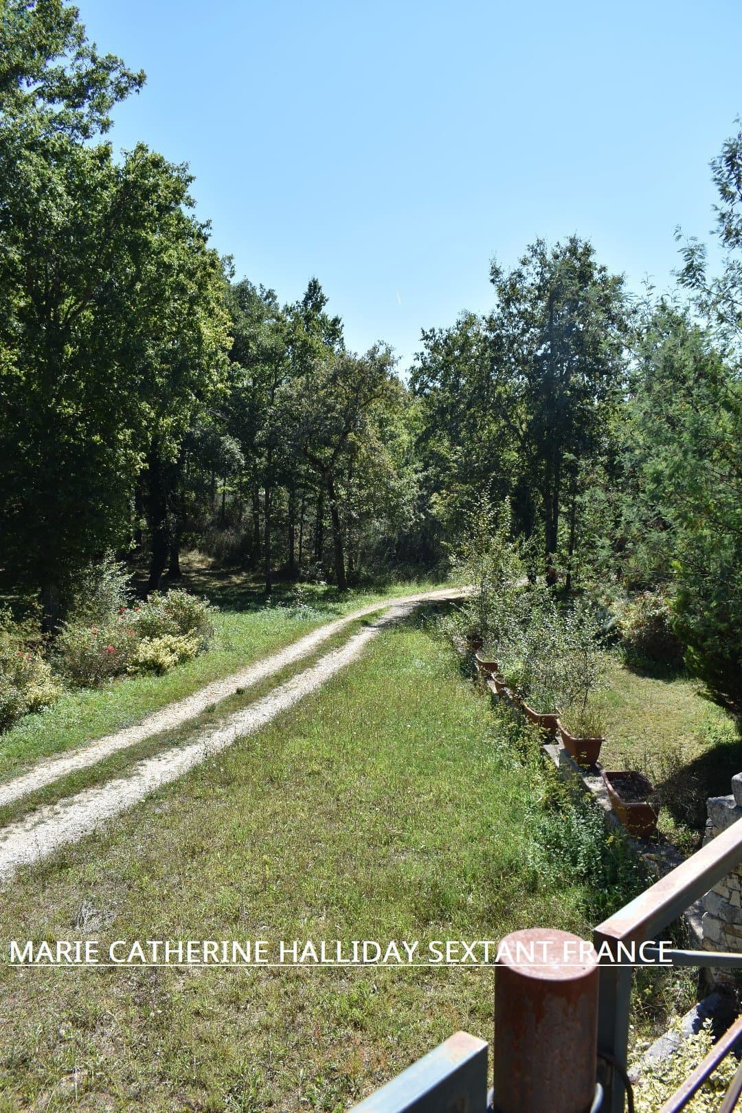 Propriété potentielle bénéficiant d'une tranquillité absolue, au sein d'un somptueux parc de 5 hectares, un véritable havre de verdure.
