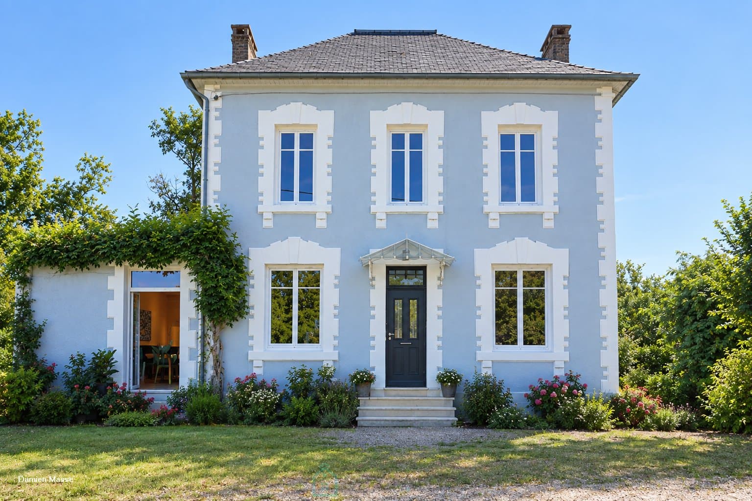 Maison de maître des années 30 - Elégance, nature et vie de village au coeur du Périgord vert. 