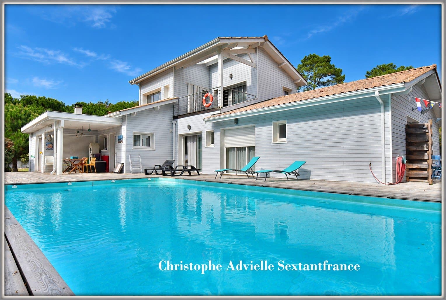 Villa d'architecte et sa piscine, 5 chambres en suite, au calme sur terrain de 2009 M2