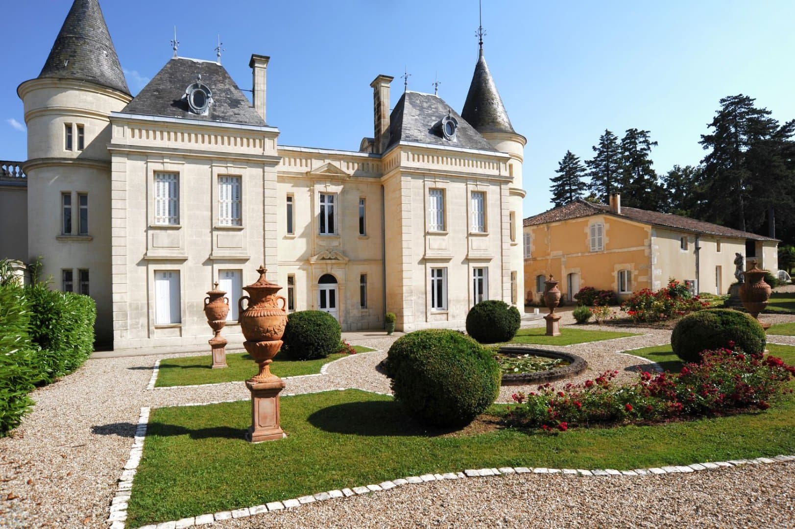 CHATEAU DU 18EME AVEC DEPENDANCES, 960 M², 24 PIECES
